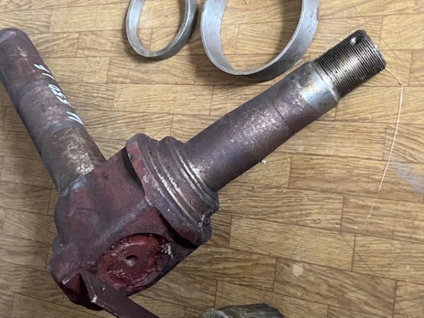 Achsschenkel UTB 550 IF Linke seite - lagerbestand