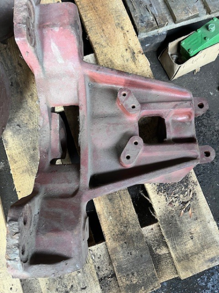 Zetor - Vorderachskonsole - Vorderachse für alle einfachen Vorderachsen 6211-3304 5511-3321 7211-3321 5511-3323 5011 5211