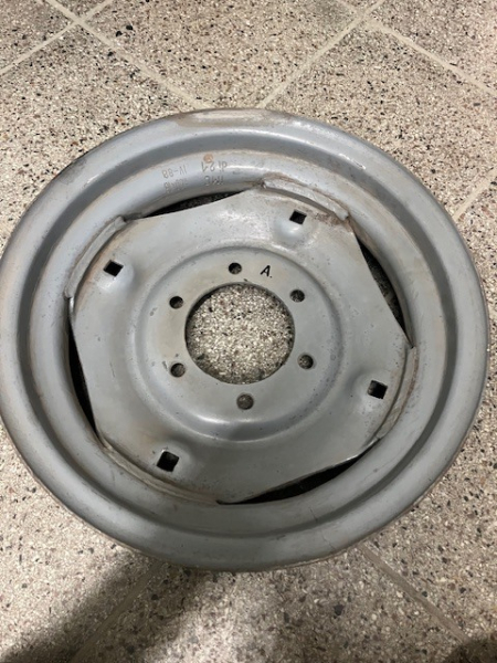 Felge vorn für 16 Zoll Bereifung  UTB V445 U550 Traktor Fiat 400 420 450 ... original Teil incl. Versandkosten A