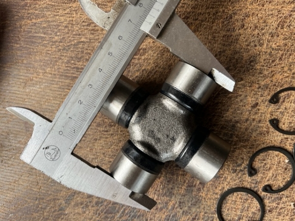 Kreuzgelenk für Kardanwelle Fiat 450DT 550DT 640DT - 65.46 DT .....