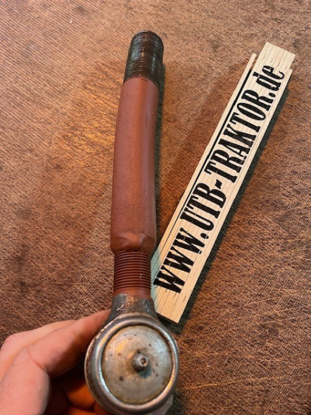 Spurstangenkopf lang vorn dran am Lenkzylinder beim UTB 550 IF