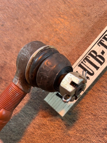 Spurstangenkopf lang vorn dran am Lenkzylinder beim UTB 550 IF