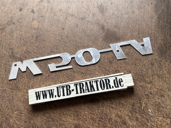 Schriftzug W50LA an der Vorderklappe / Kühlergrill beim IFA W50