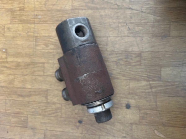 Hydraulik Drehdurchführung an der Abstützung vom TIH 445