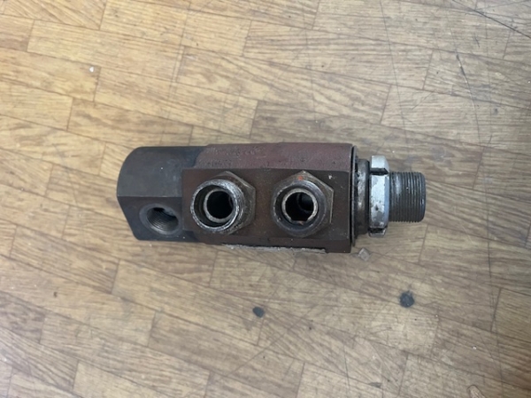 Hydraulik Drehdurchführung an der Abstützung vom TIH 445