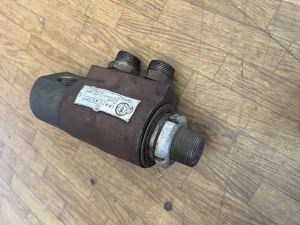 Hydraulik Drehdurchführung an der Abstützung vom TIH 445