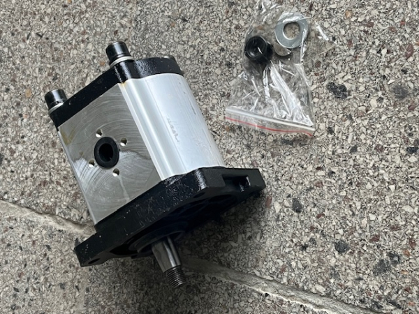 Verstärkte Hydraulikpumpe Arbeitshydraulik rechts UTB 302 445 550 TIH + FIAT Traktor