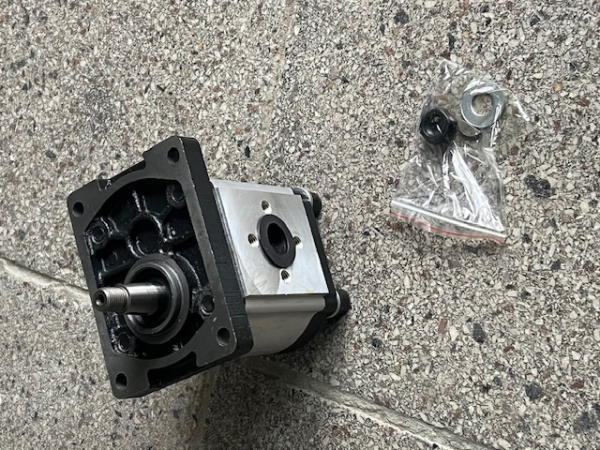 Verstärkte Hydraulikpumpe Arbeitshydraulik rechts UTB 302 445 550 TIH + FIAT Traktor