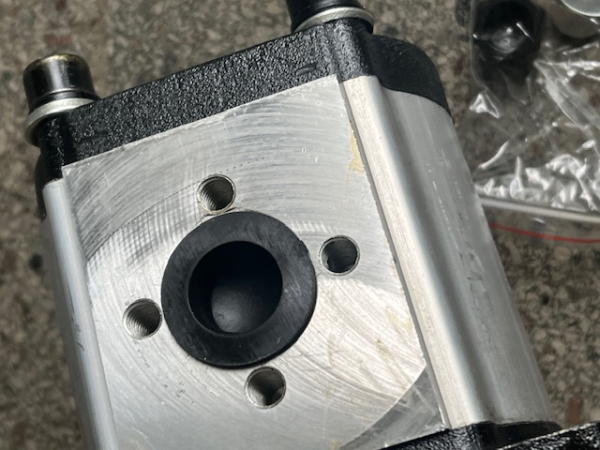Verstärkte Hydraulikpumpe Arbeitshydraulik rechts UTB 302 445 550 TIH + FIAT Traktor