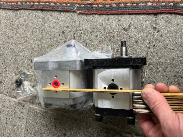 Verstärkte Hydraulikpumpe Arbeitshydraulik rechts UTB 302 445 550 TIH + FIAT Traktor