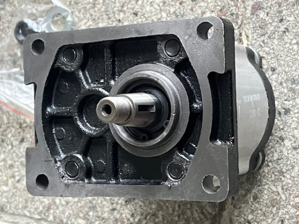 Verstärkte Hydraulikpumpe Arbeitshydraulik rechts UTB 302 445 550 TIH + FIAT Traktor