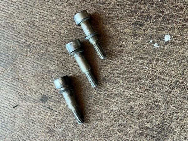 1 Stück Schraube für Leitung an der Hydraulikpumpe UTB TIH gut graucht Inbus