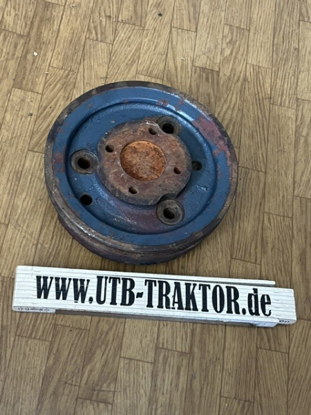 Keilriemenscheibe Kurbelwelle vorn UTB 300  + U302  mit 2 Zylinder Motor