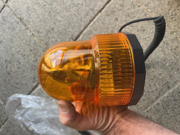 Rundumleuchte 12 Volt mit Magnetfuß sehr schöne Form mit Stecker