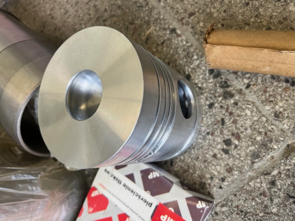 Kolbensatz für Belarus MTS 80 / 82 incl. Versandkosten