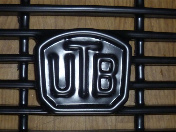 Frontgrill oben mit Emblem UTB 300 550 640