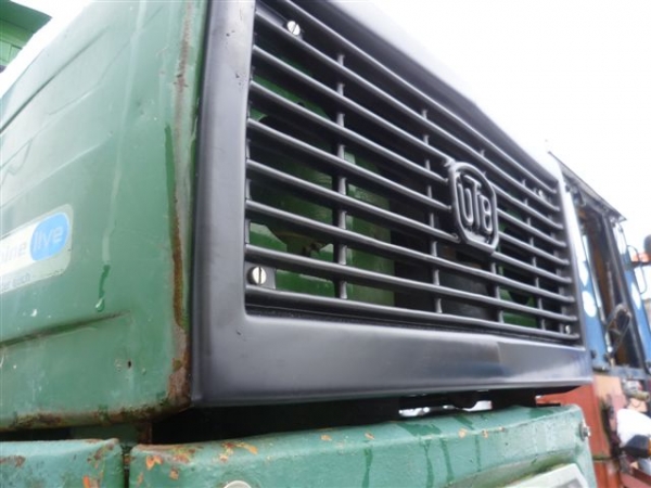 Frontgrill oben mit Emblem UTB 300 550 640