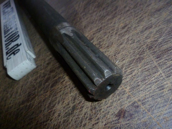 Welle für Antrieb Hydraulikpumpe TIH vorn unter dem Drehkranz