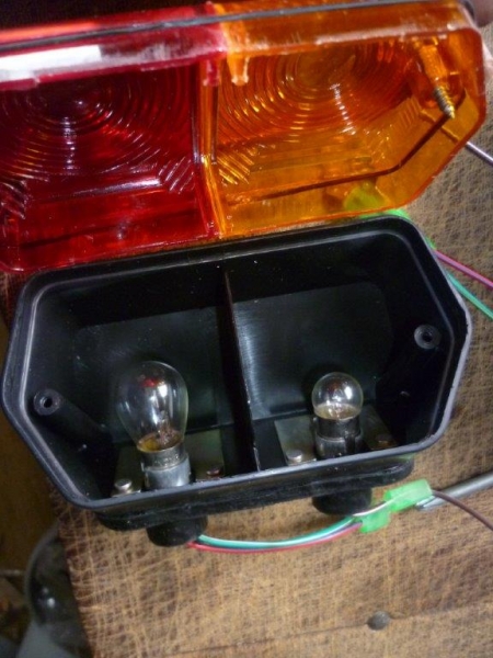 Rückleuchte Rücklicht UTB TIH Rechts ohne Kennzeichenbeleuchtung