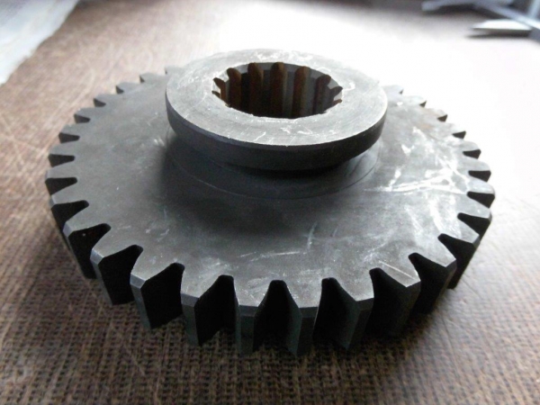 Zahnrad mit Nut im Allrad Getriebe UTB Fiat DT - 34