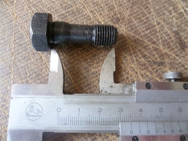 Schraube für Schwungmasse  UTB 300 302 445 550 TIH Fiat 450 - 640