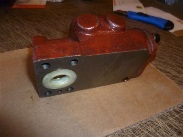 Verteiler  Servolenkung UTB 650 651