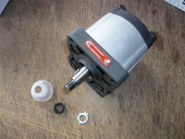 Hydraulikpumpe Arbeitshydraulik links  UTB 300 + viele Fiat Traktoren