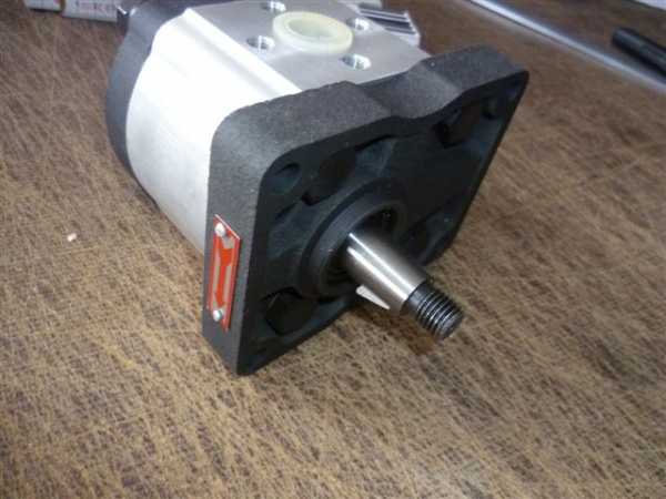 Hydraulikpumpe Arbeitshydraulik links  UTB 300 + viele Fiat Traktoren