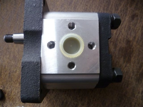Hydraulikpumpe Arbeitshydraulik links  UTB 300 + viele Fiat Traktoren