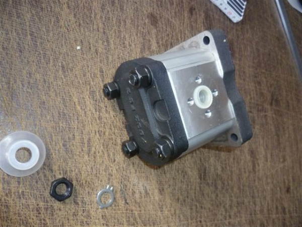 Hydraulikpumpe Arbeitshydraulik links  UTB 300 + viele Fiat Traktoren