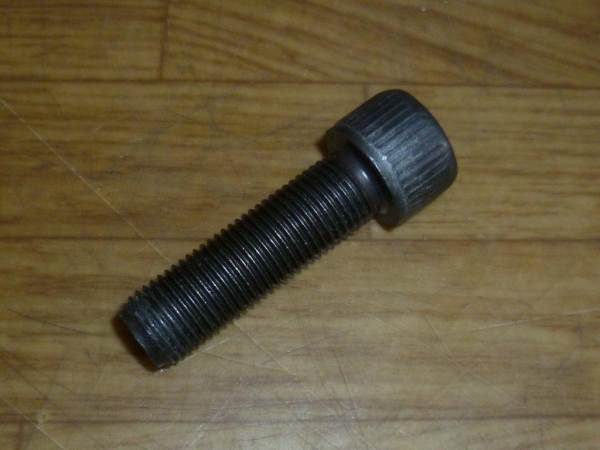 Schraube zwischen Motor + Getriebe TIH UTB Fiat Traktor